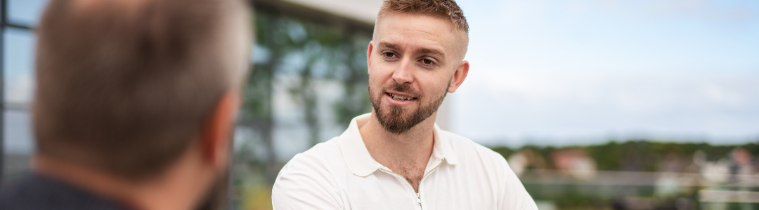 Arbejdsmiljørådgiver taler med kunde